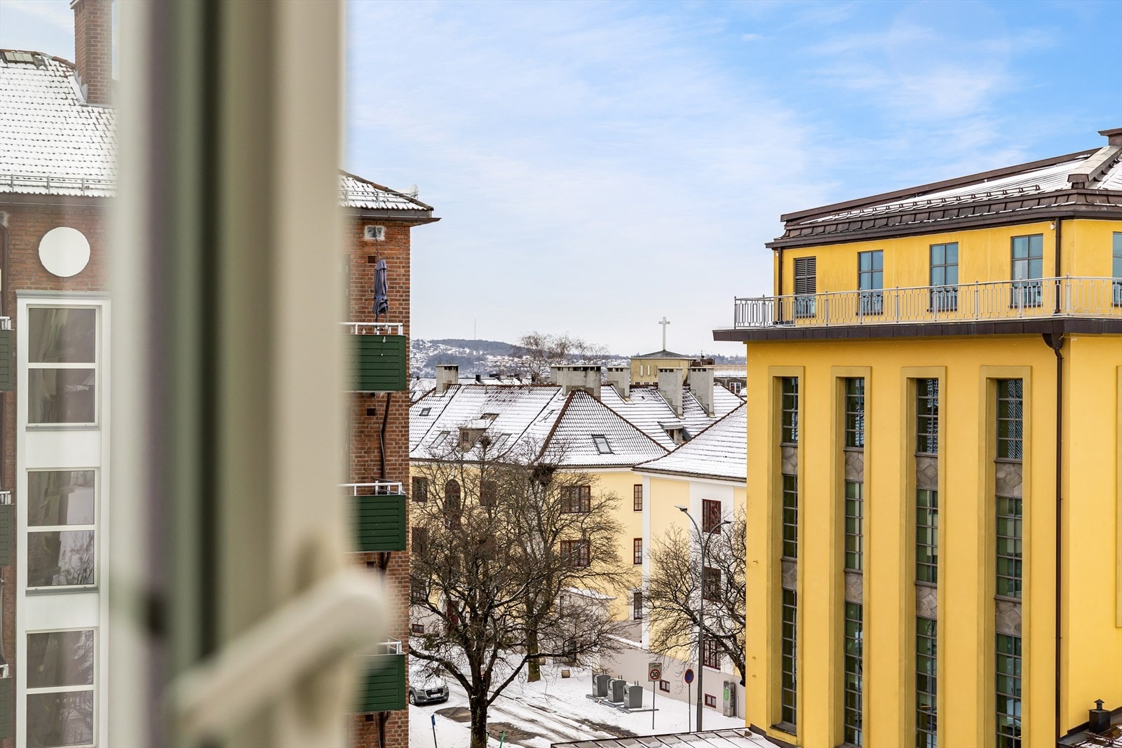 Leiligheten ligger i 5. etasje og byr på et flott utsyn mot bakgården. Galleribilde