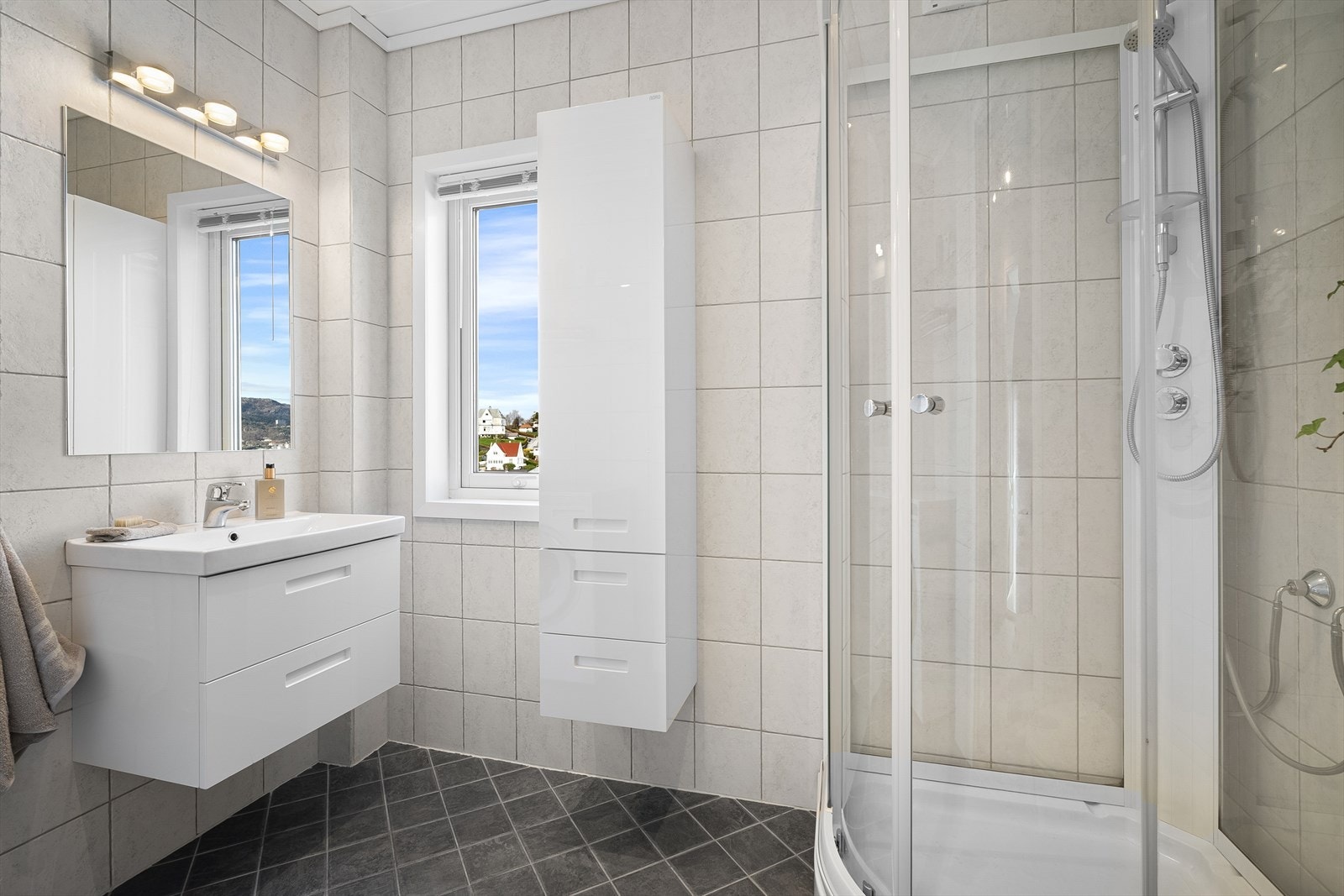 Flislagt bad fra 2002 med baderomsinnredning og dusjkabinett fra 2015 Galleribilde