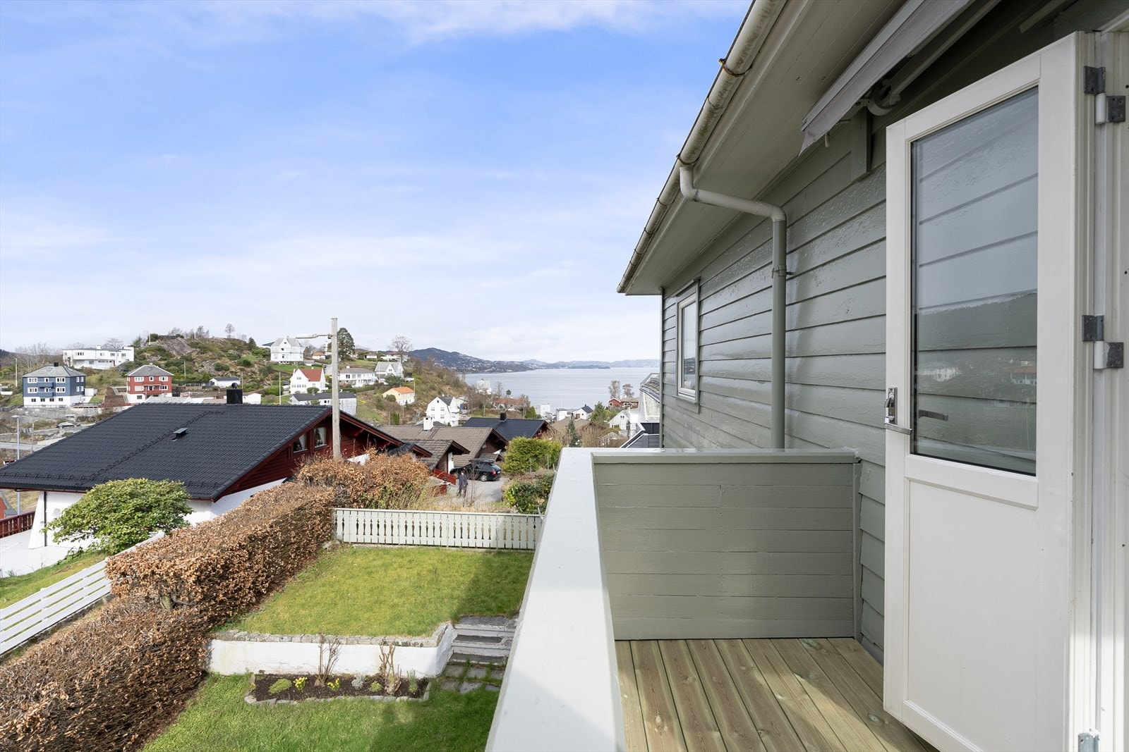 Solrik altan med flott utsikt mot deler av Byfjorden, Askøy og nærområdene Galleribilde