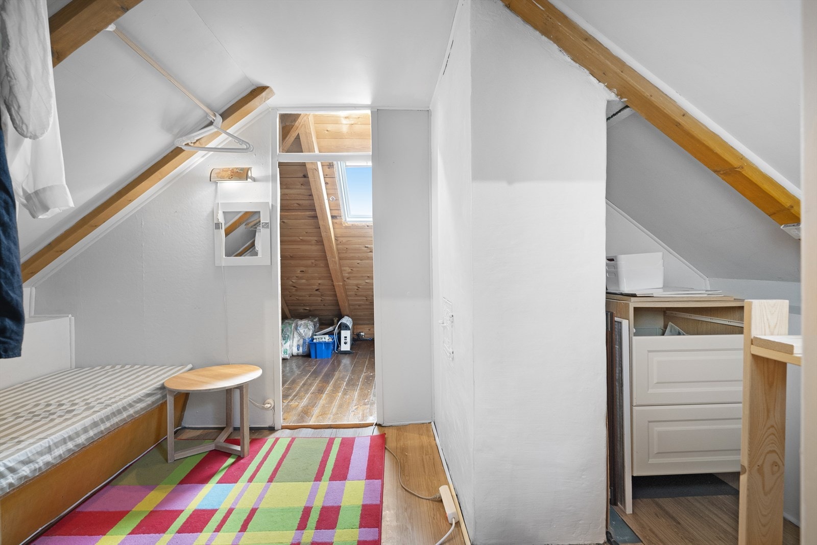 Denne seksjonen har tinglyst bruksrett til ca. halve loftsetasjen - gulvareal, ca. 40 kvm. Galleribilde