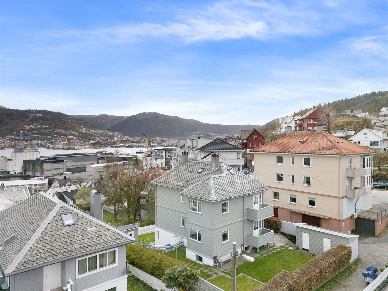 Flott 3-roms leilighet med solrik altan, fin utsikt, felles hage og gode kollektivforbindelser Galleribilde