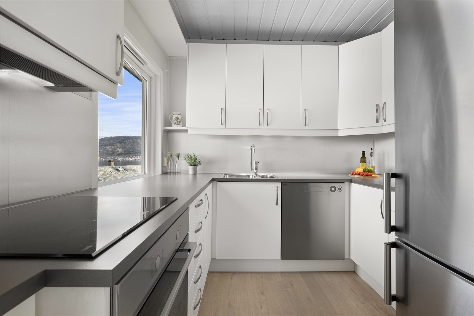 Pent kjøkken som er fornyet i 2015 glatte fronter, skuffer og benkeplate. Hvitevarer medfølger i handelen. Galleribilde