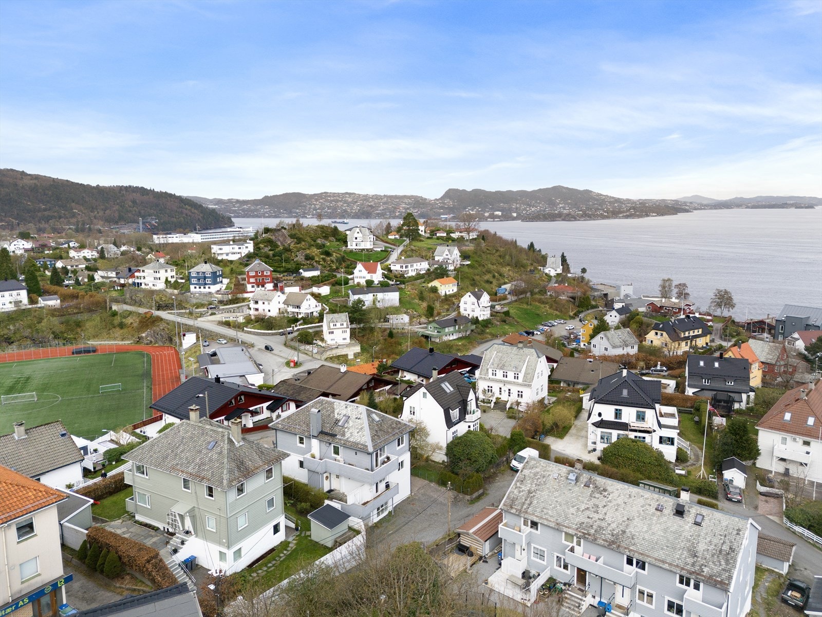 Leiligheten har en sentral, solrik og attraktiv beliggenhet på Laksevåg tilbaketrukket fra Kringsjåveien Galleribilde