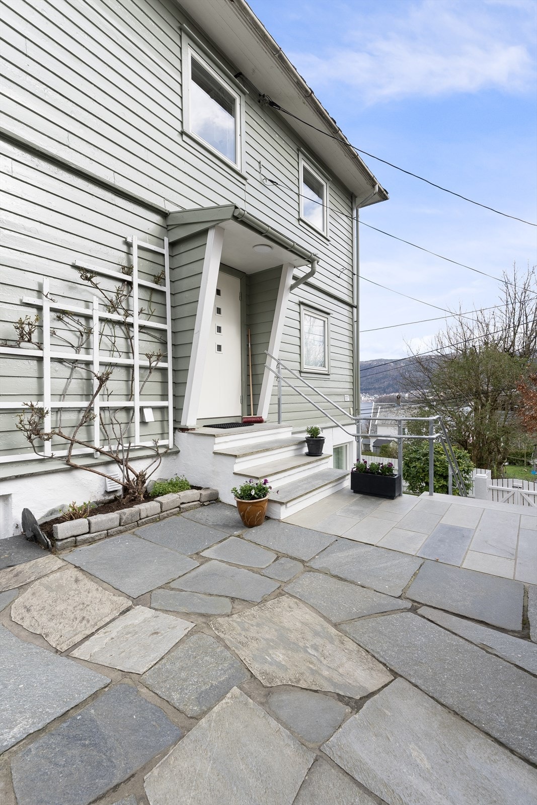 Pent inngangsparti og flott felles hage Galleribilde