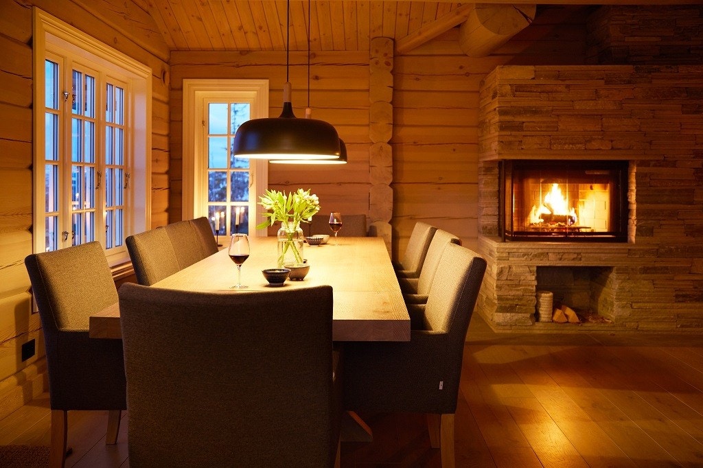 Den flotte peisen på kjøkkenet gir fantastisk stemning. Galleribilde