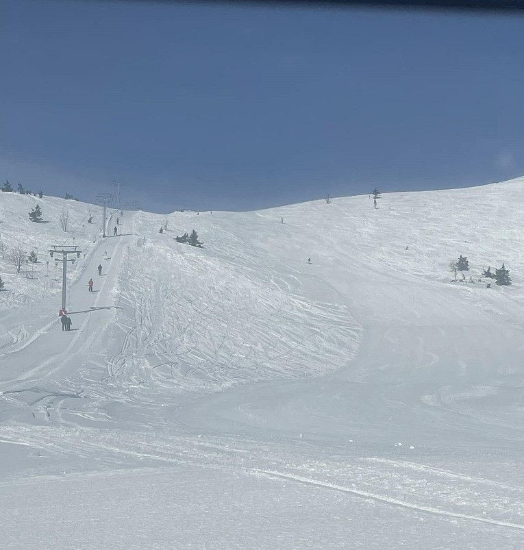 Alpinbakke og kjelkebakke i nærheten. Galleribilde