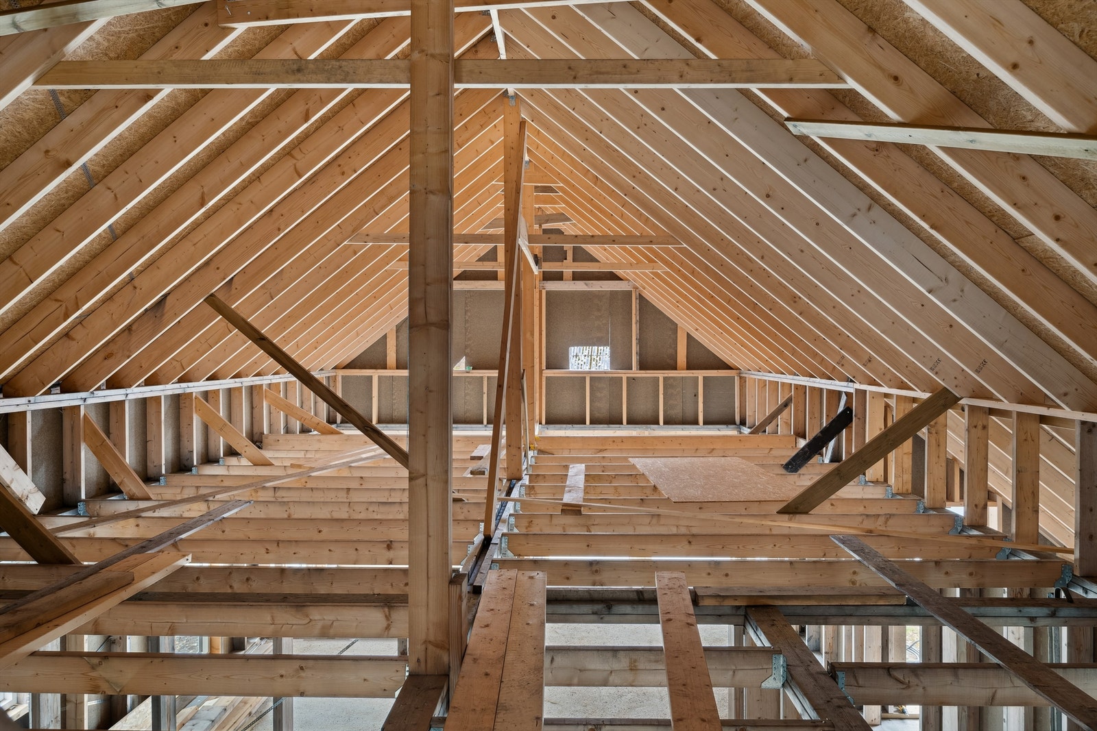 Nybygget er har kun åpent stenderverk og betonggulv. Galleribilde