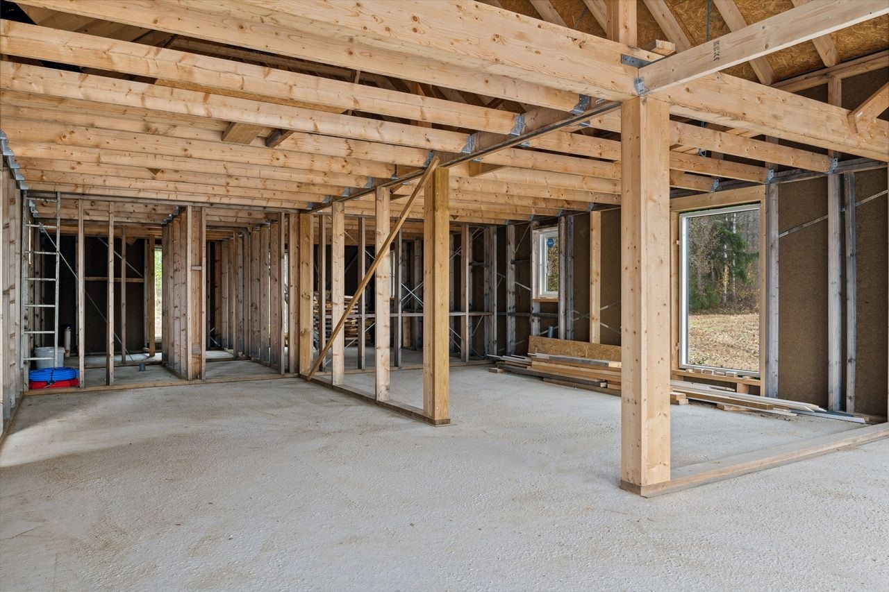 Nybygget er har kun åpent stenderverk og betonggulv. Galleribilde