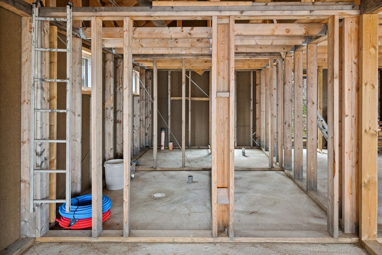 Nybygget er har kun åpent stenderverk og betonggulv. Galleribilde