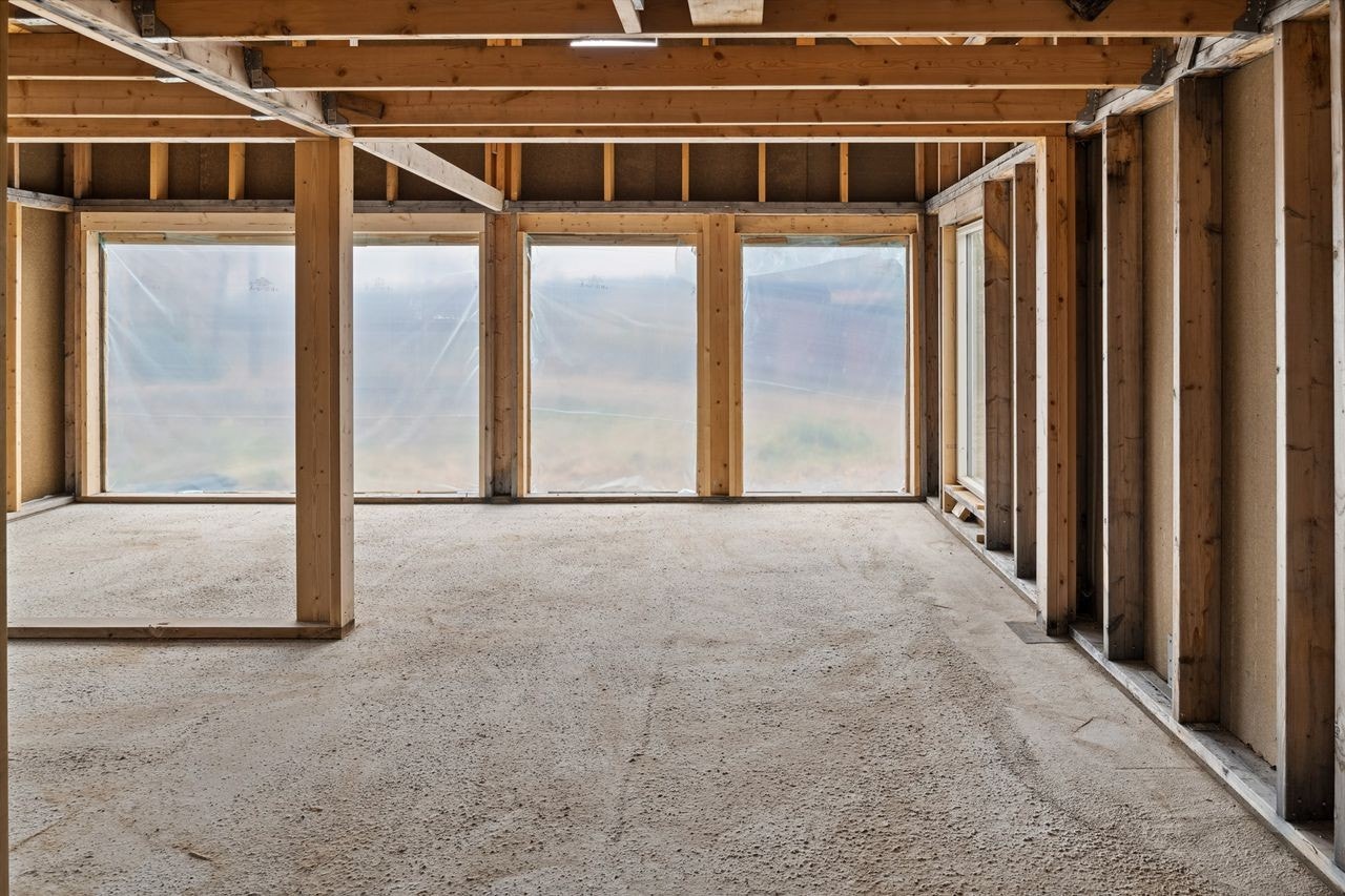Nybygget er har kun åpent stenderverk og betonggulv. Galleribilde