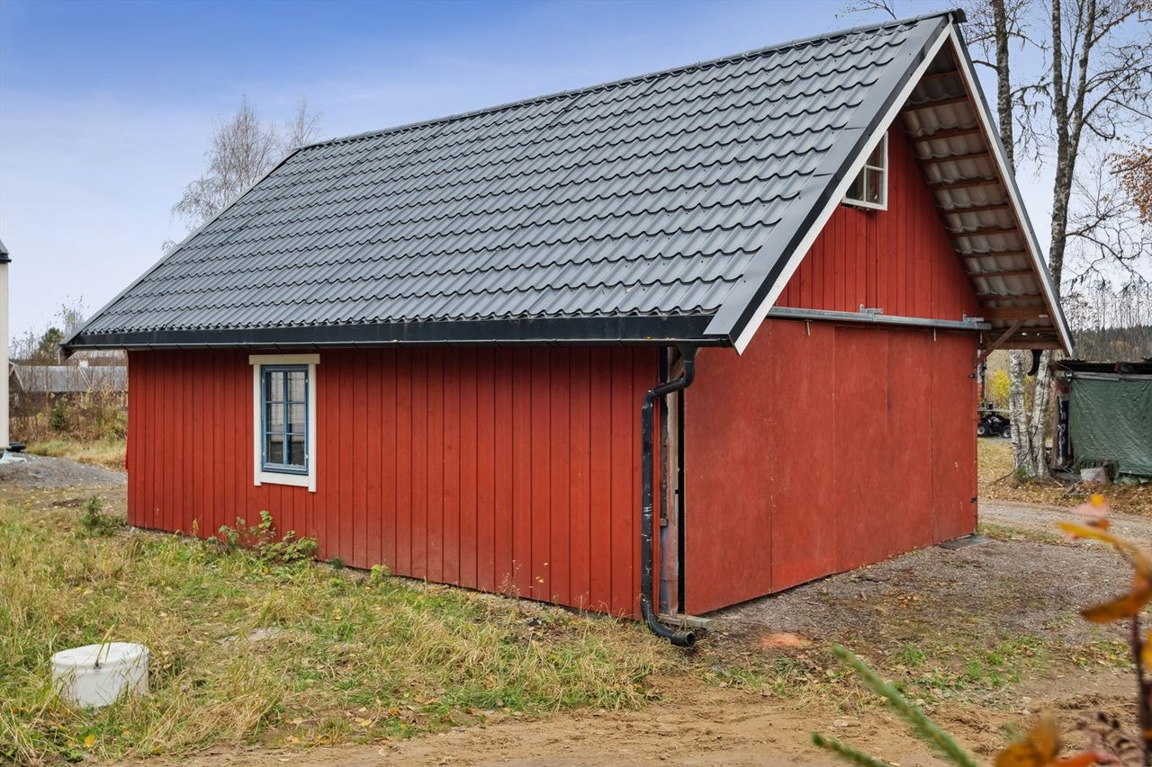 Garasje med provisorisk port. Galleribilde