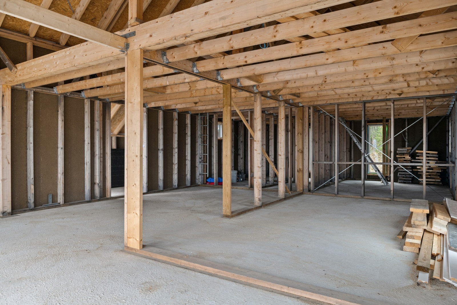 Nybygget er har kun åpent stenderverk og betonggulv. Galleribilde