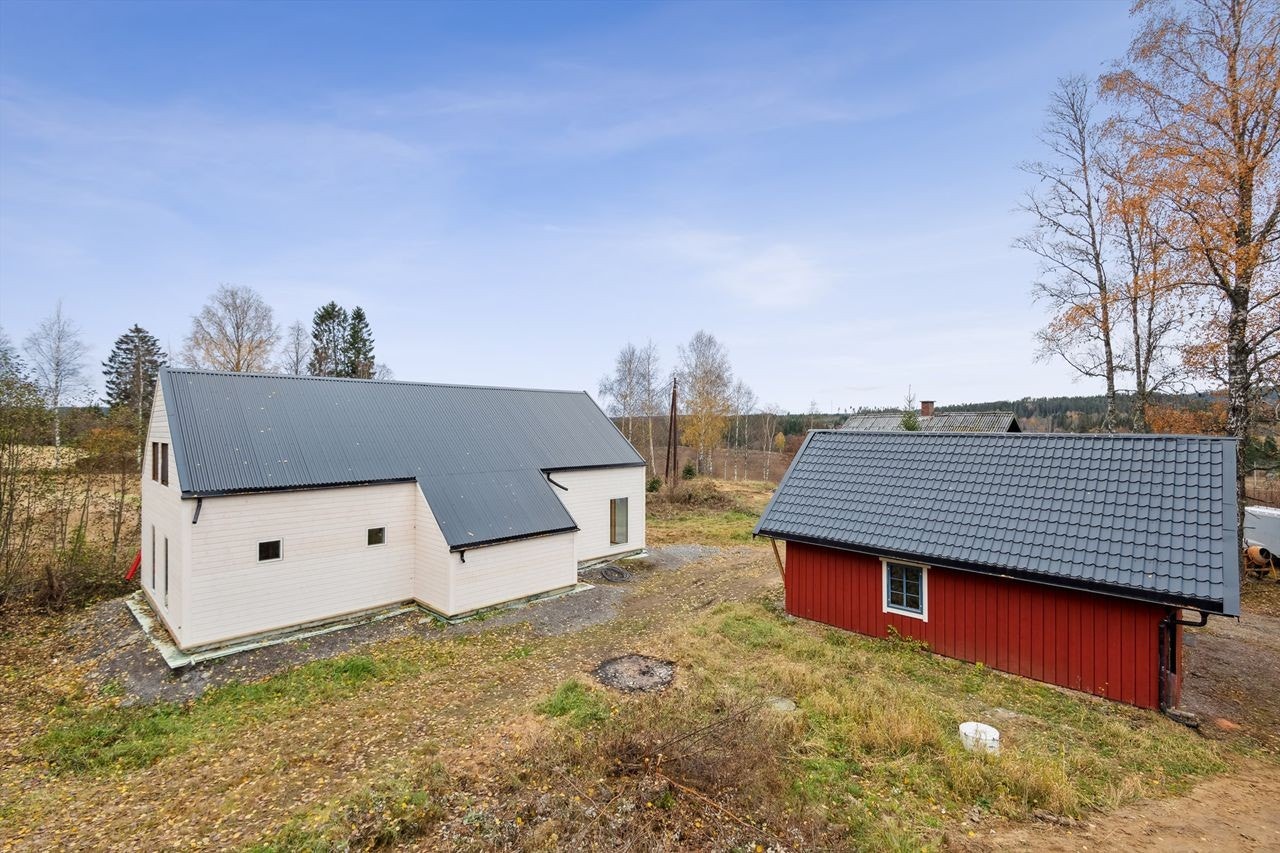 Eiendommen ligger usjenert til, og har et stort potensiale! Tak på kondemnabel hytte skimtes over garasjen. Galleribilde