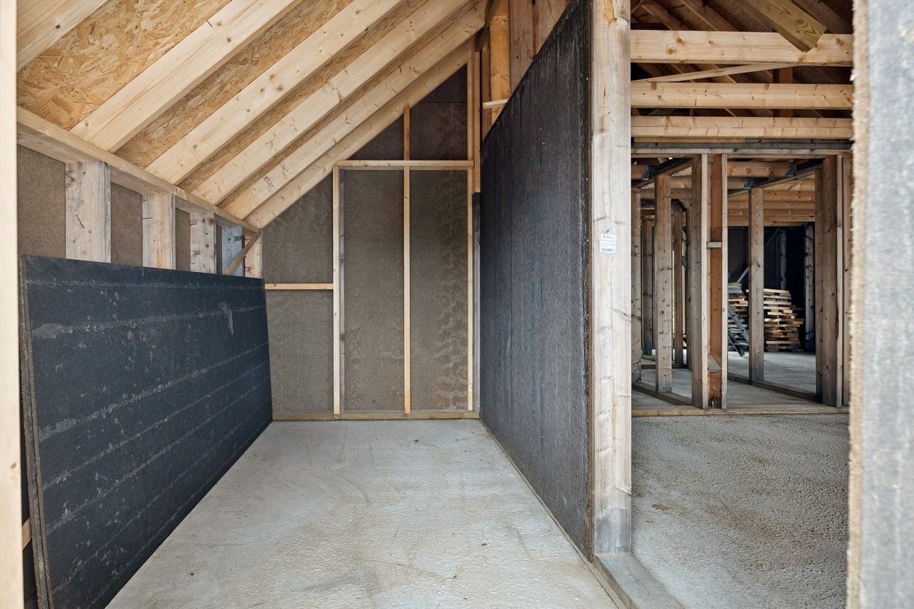 Nybygget er har kun åpent stenderverk og betonggulv. Galleribilde