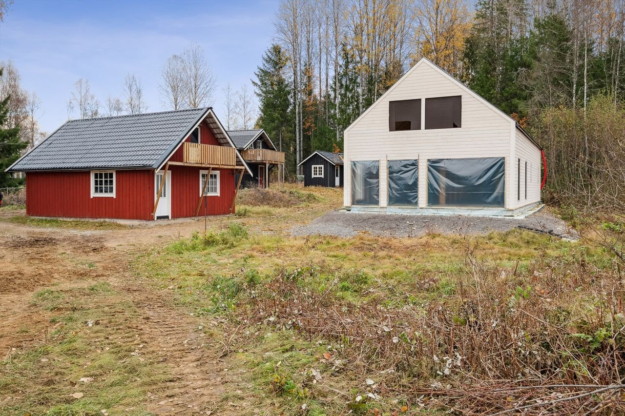 Eiendommen består av opprinnelig hytte, verksted, garasje, påbegynt hytte og en kondemnabel hytte (ikke i bildet) Galleribilde