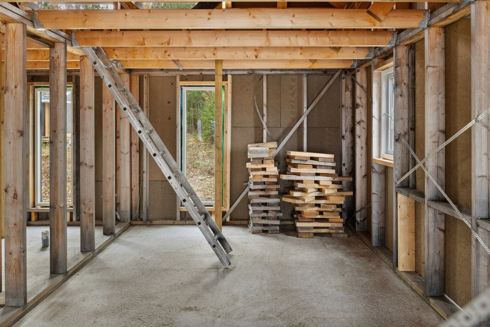 Nybygget er har kun åpent stenderverk og betonggulv. Galleribilde