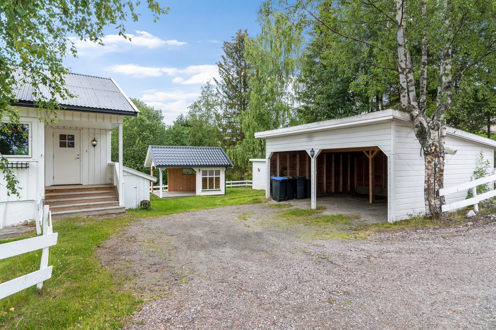 Dobbel carport og god biloppstillingsplass på tomten. Galleribilde