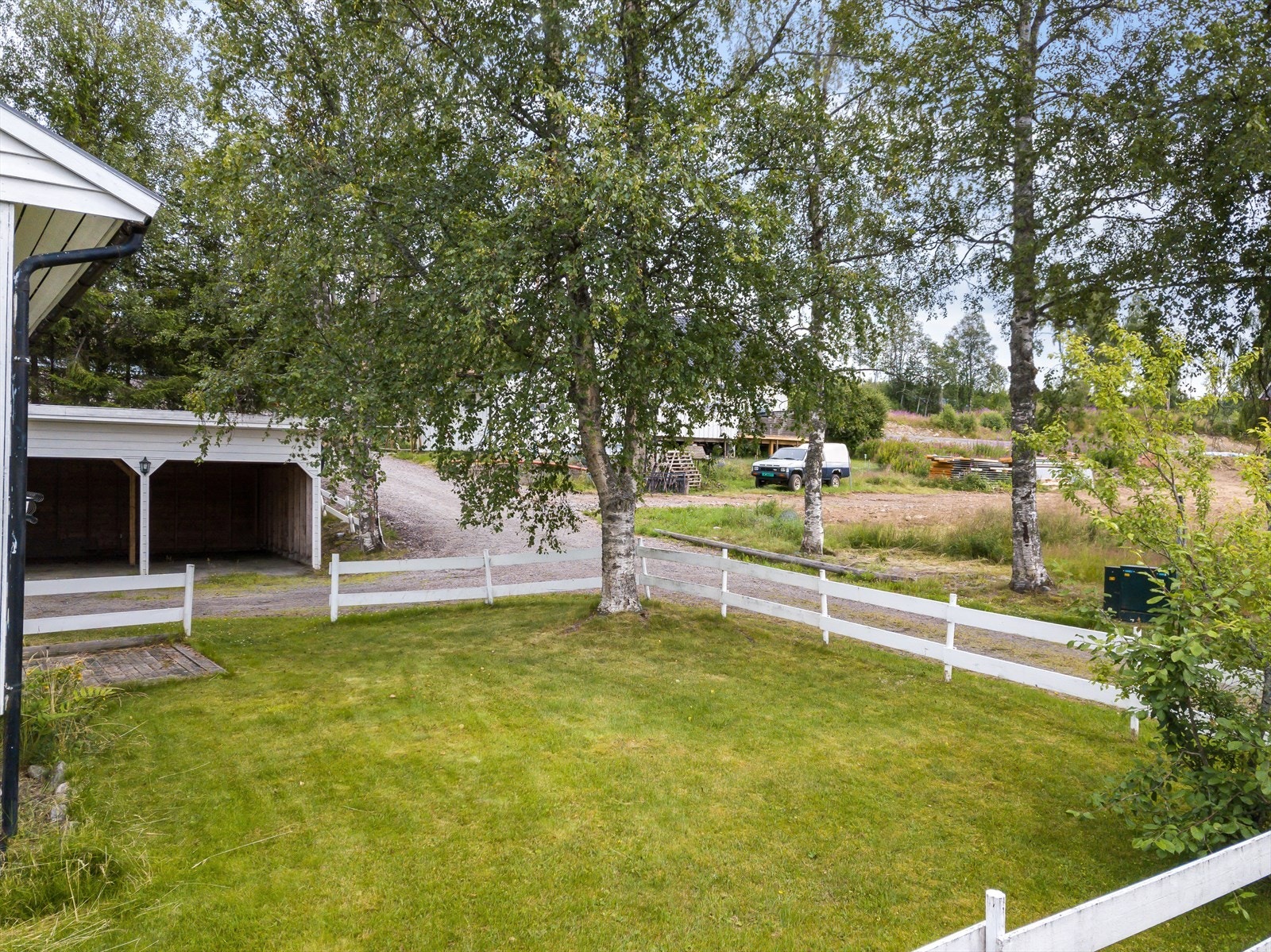 Idyllisk hage som setter et eget preg på eiendommen. Galleribilde