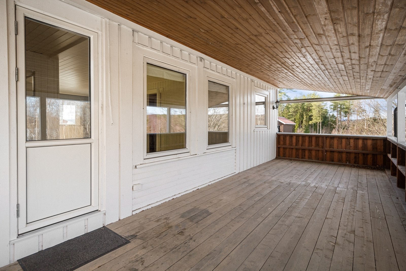 Romslig og overbygd veranda. Galleribilde