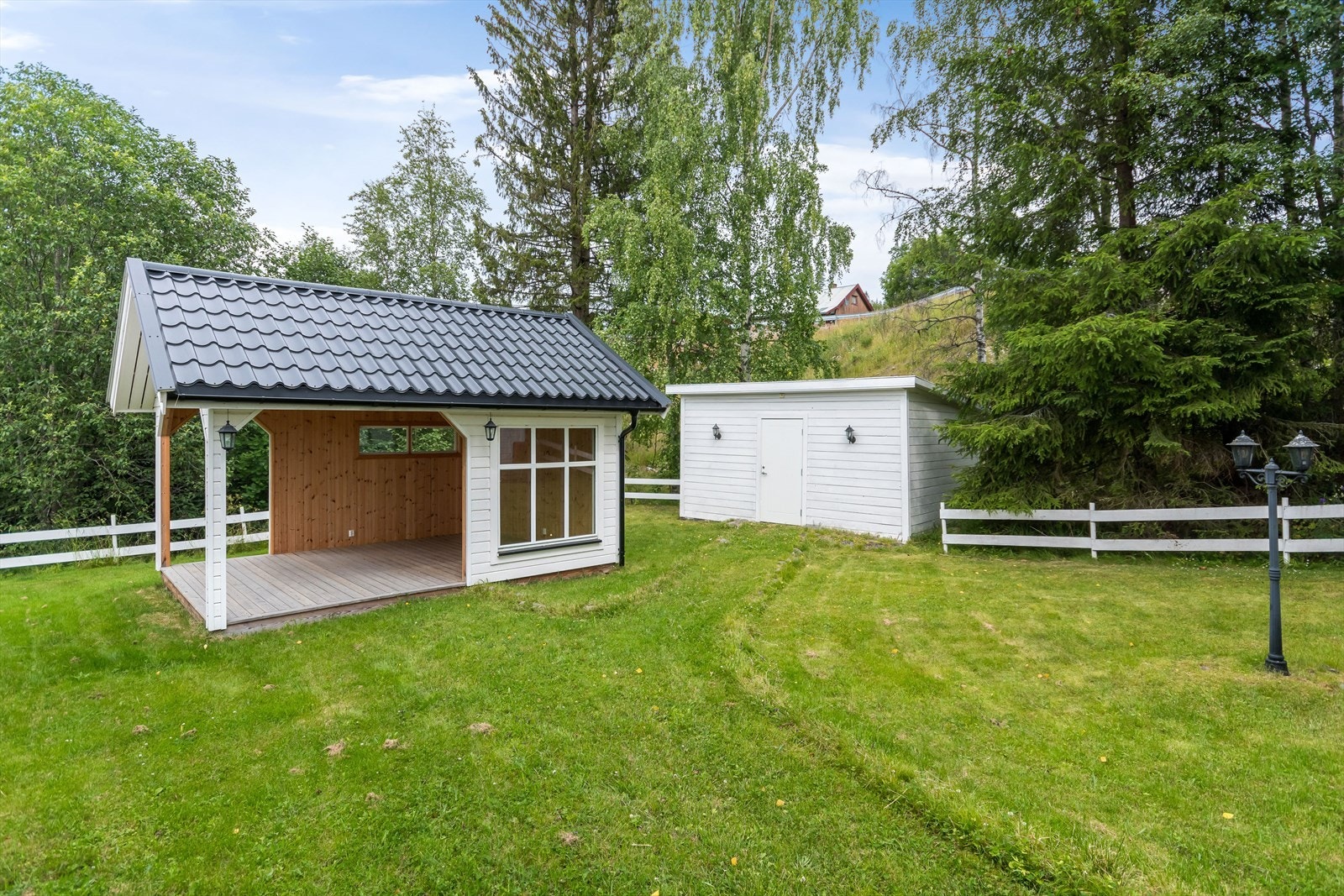 Koselig paviljong hvor hagelivet kan nytes. Galleribilde