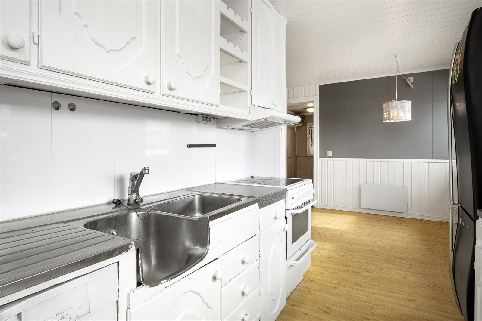 Eldre kjøkkeninnredning, men her ligger det potensiale i å skape ditt eget drømmekjøkken. Galleribilde