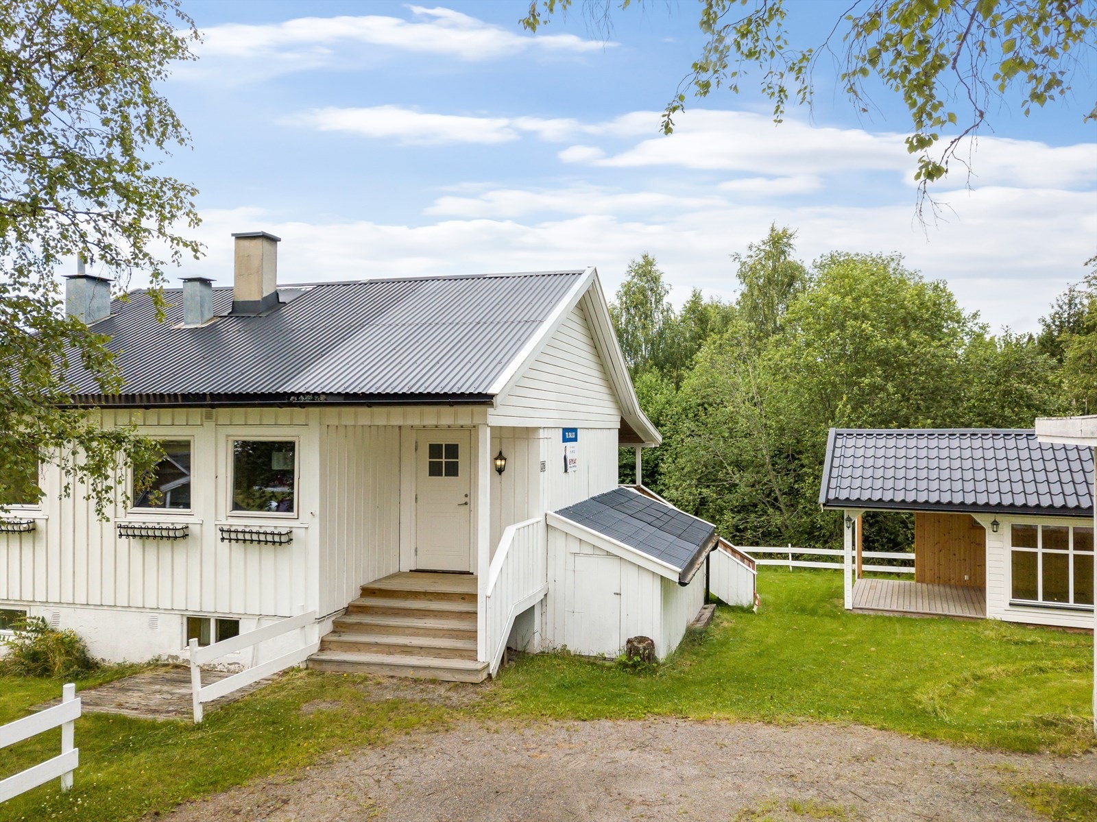 Meget koselig hage. Enkel og lettstelt, men fantastiske muligheter for den som har grønne fingre. Galleribilde