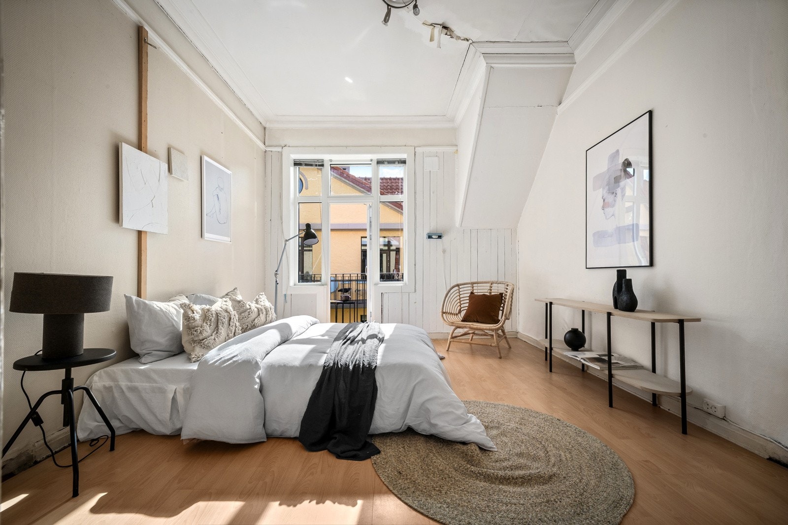 Leiligheten har behov for renovering, men med balkong på begge sider og en takhøyde i stuen på 2,8 meter, kan dette bli en meget bra leilighet. Galleribilde