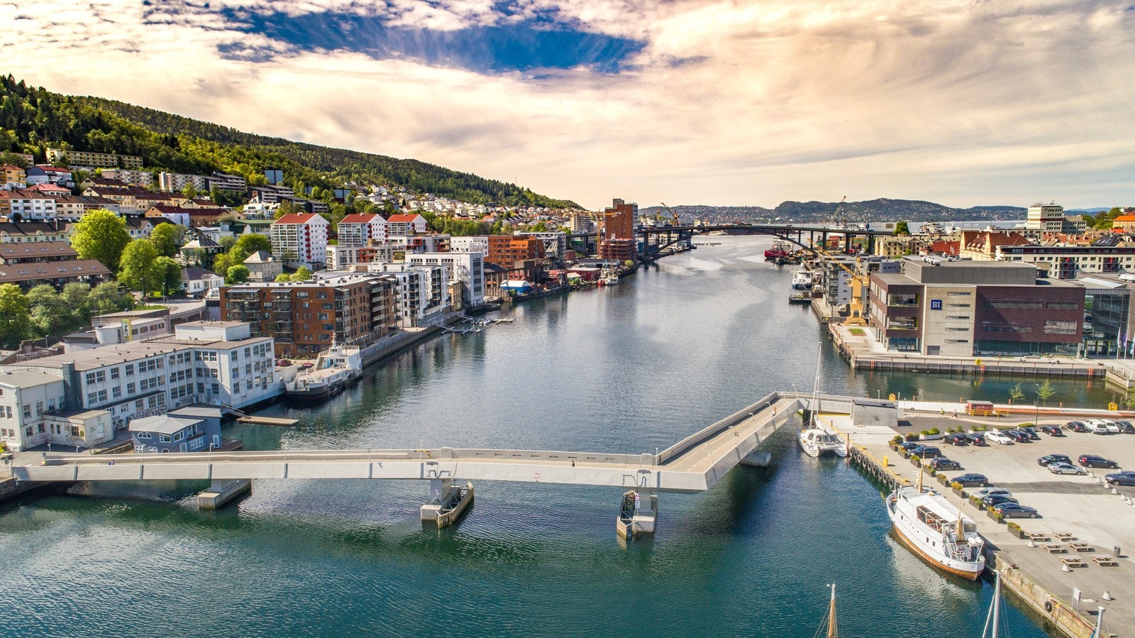 Beliggende på Møhlenpris er det kort vei til både Bergen sentrum med alt byen har å by på, og til Damsgård med flere restauranter og turmuligheter. Galleribilde