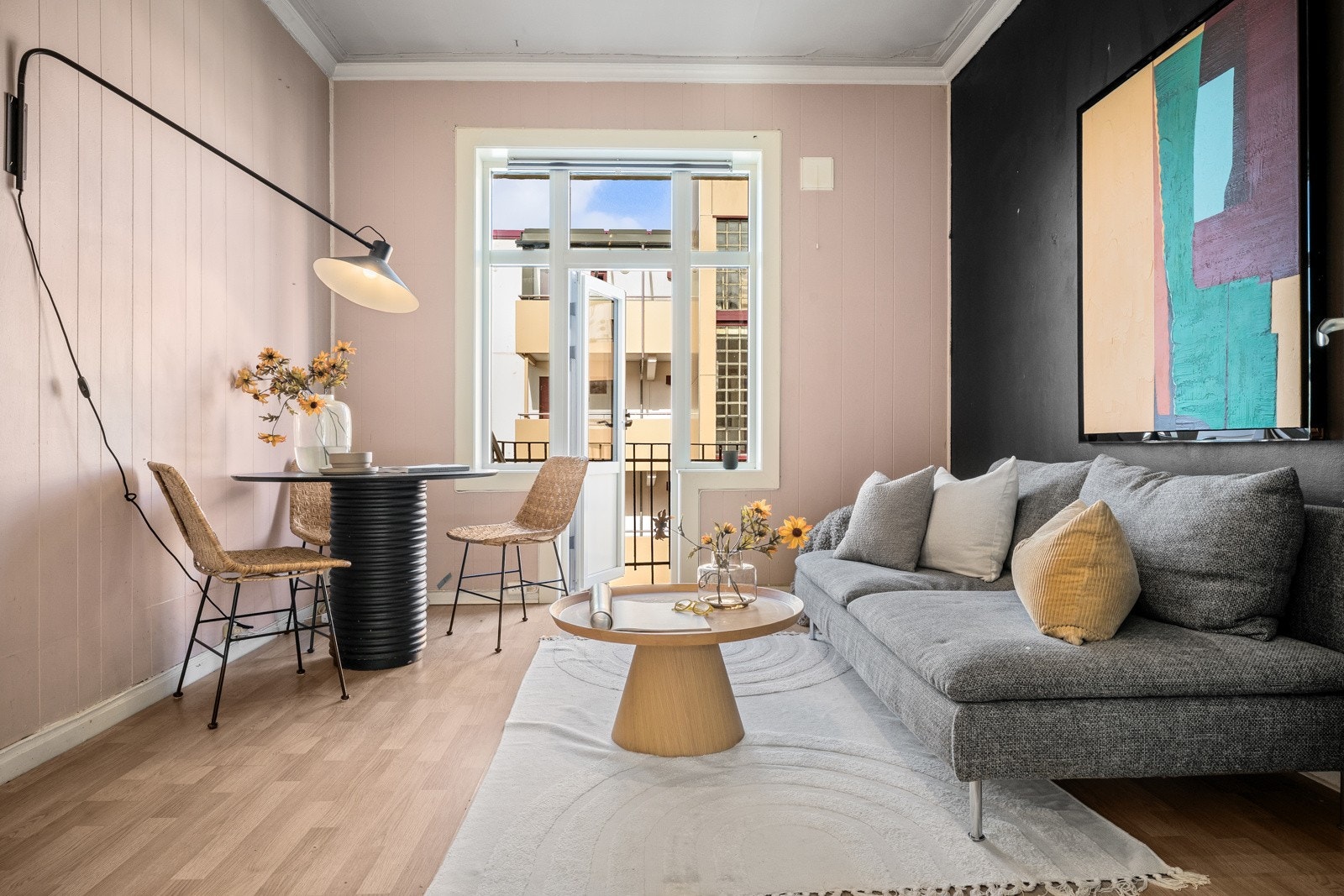 Overflatene trenger nok litt omsorg og kjærlighet, men med litt planlegging og noen gode arbeidstimer kan dette bli en super leilighet. Galleribilde