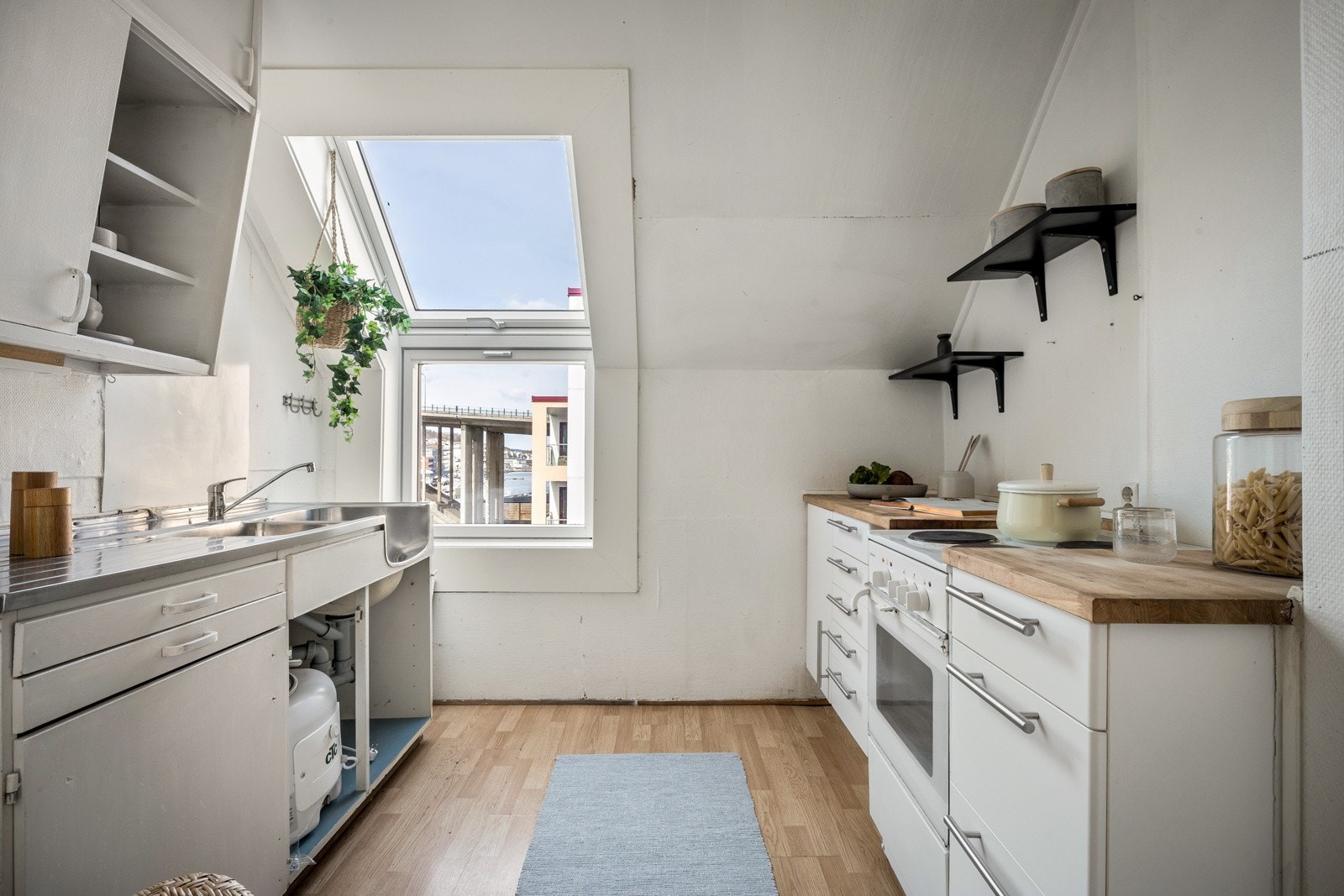 Kjøkkenet er av noe alder, og trenger nok en liten overhaling. Galleribilde