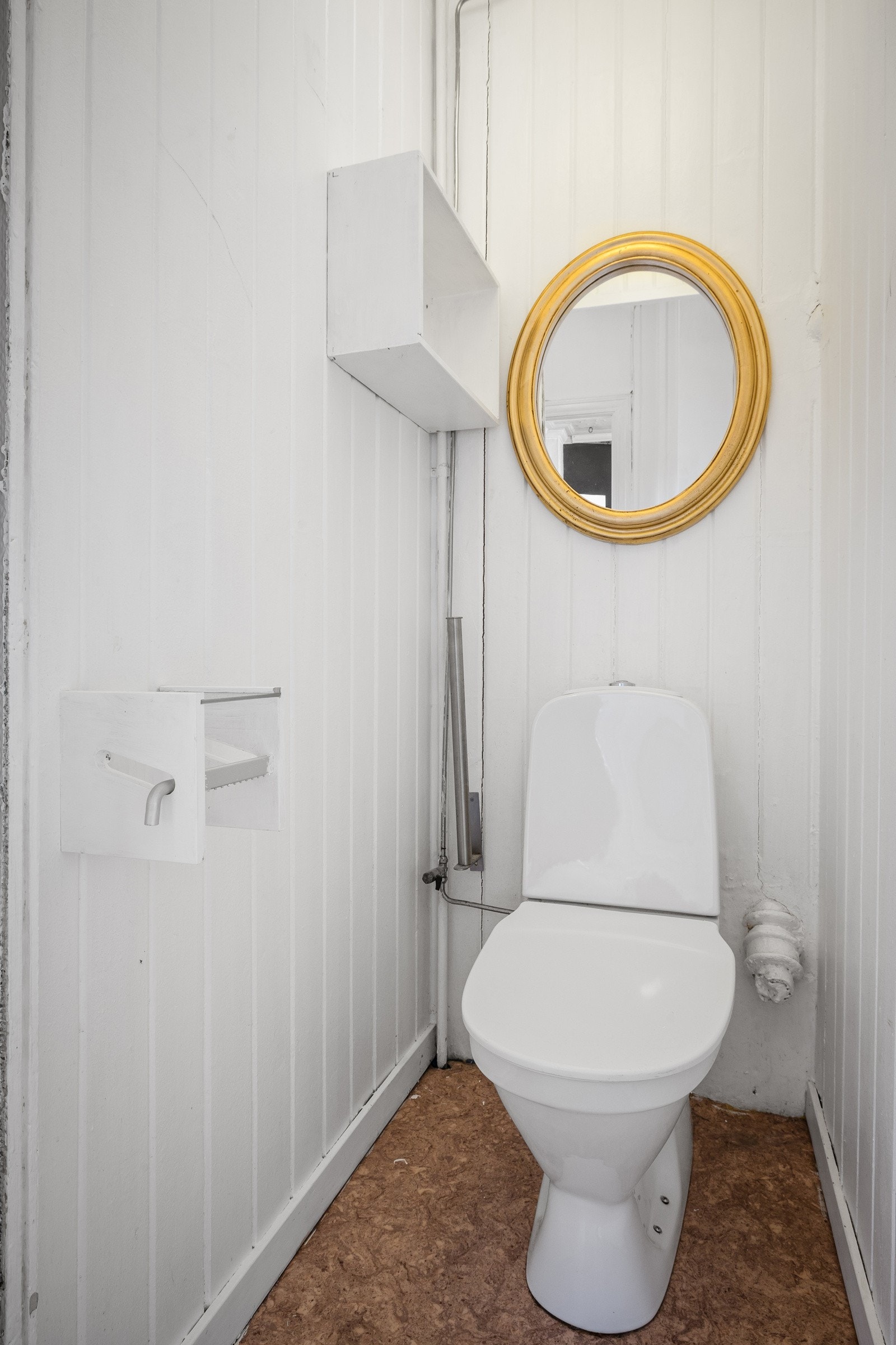 Rommet er i dag innredet med gulvmontert toalett. Galleribilde