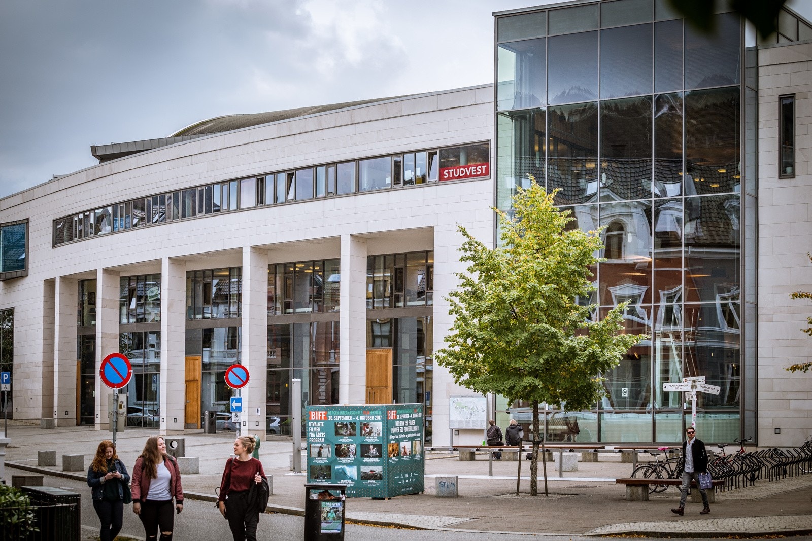 Studentsenteret, med bl.a. treningssenter, idrettshall og svømmehall, ligger bare en kort spasertur unna. Galleribilde