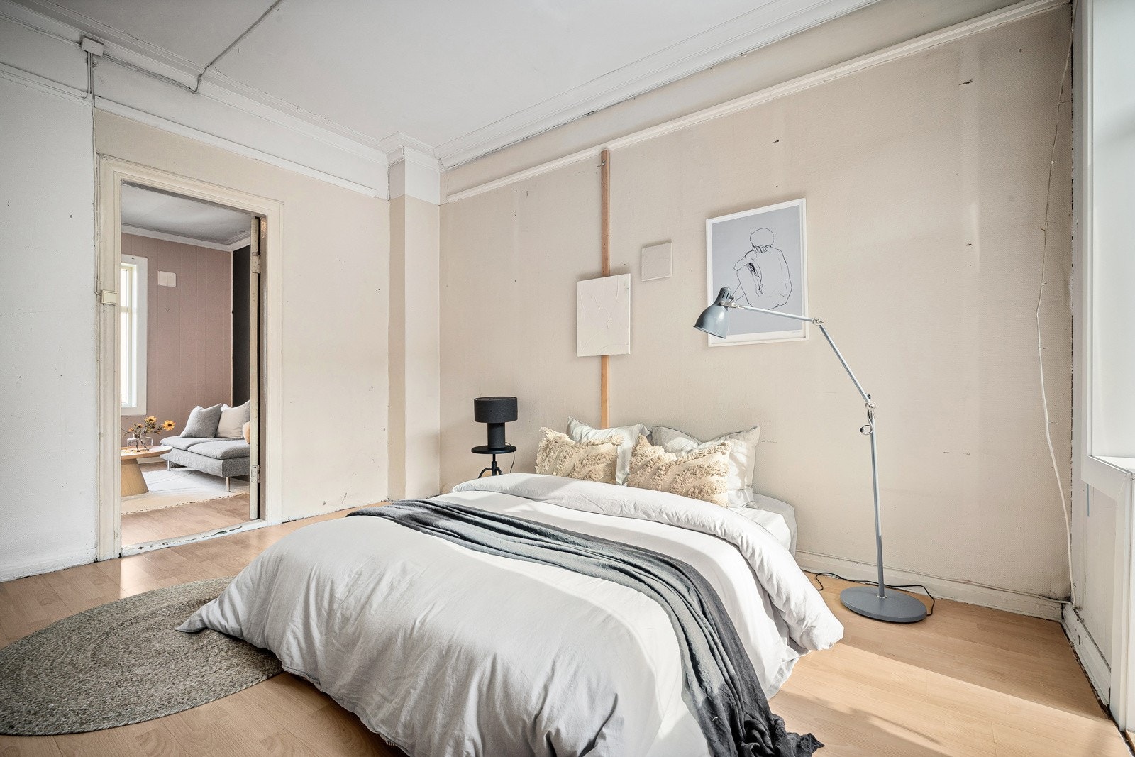 Soverommet er ogs\ av god størrelse, og har plass til både dobbeltseng, nattbord, garderobe og skrivepult. Galleribilde