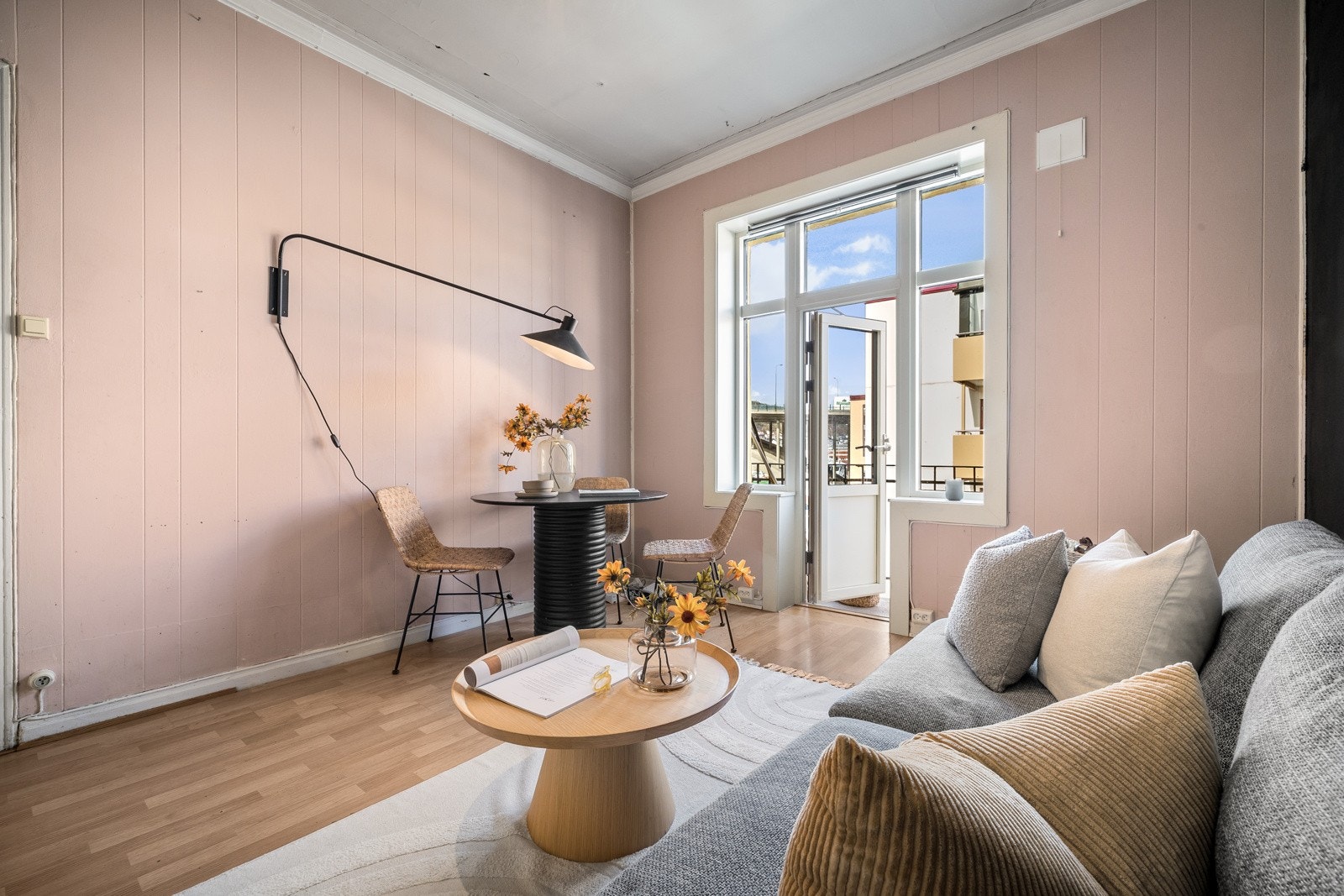 Fra stuen er det utgang til balkong. Balkongdører og vinduer er nye fra 2022. Galleribilde