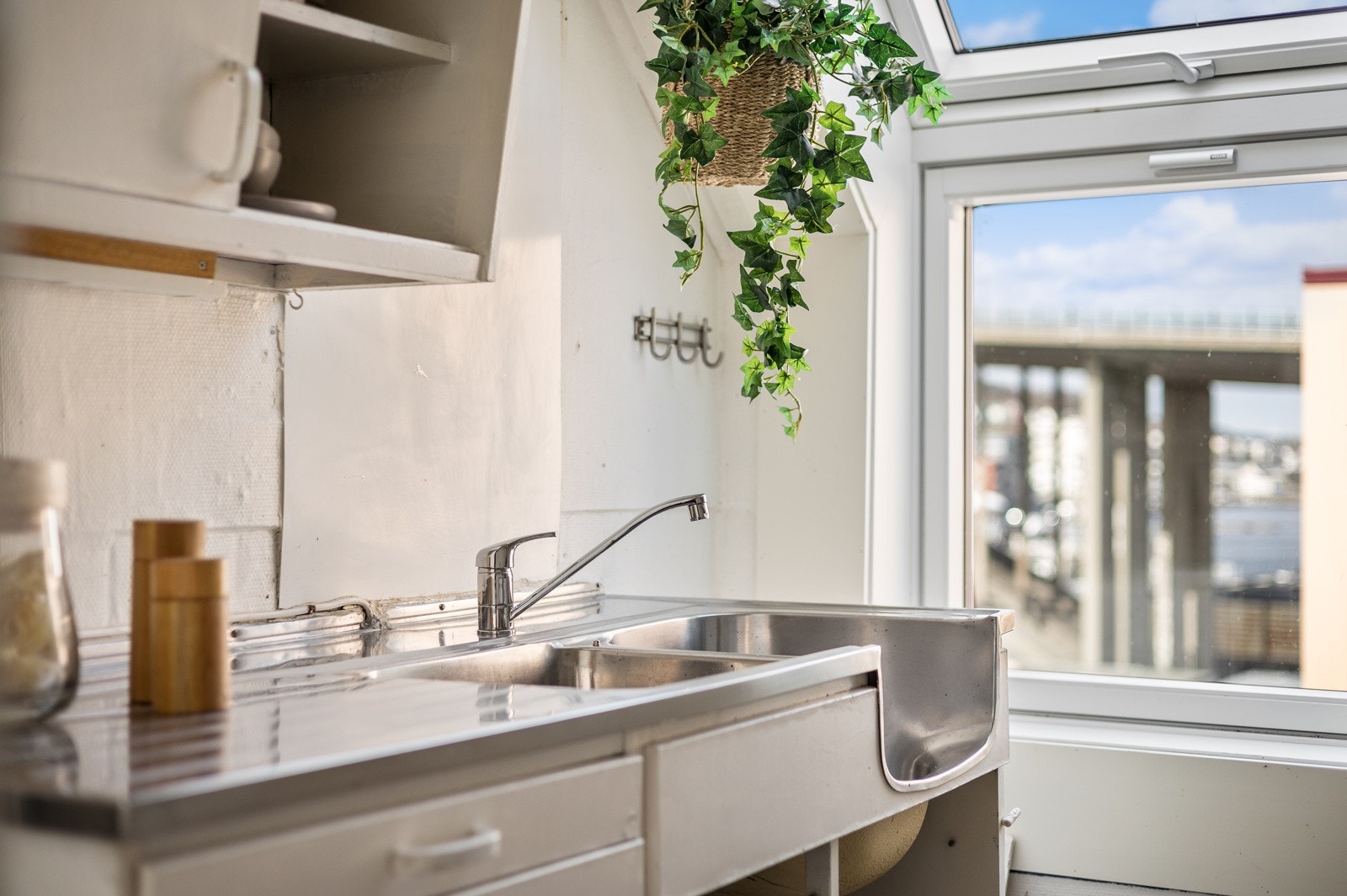 Det store vinduet slipper inn mye naturlig lys, og bidrar til en god romfølelse. Galleribilde