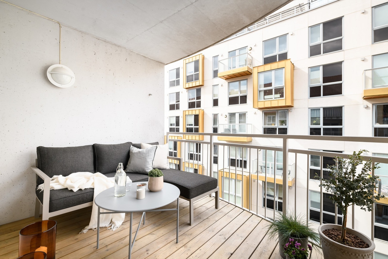 Hyggelig balkong på ca. 6,6kvm med lunt overbygg. Galleribilde