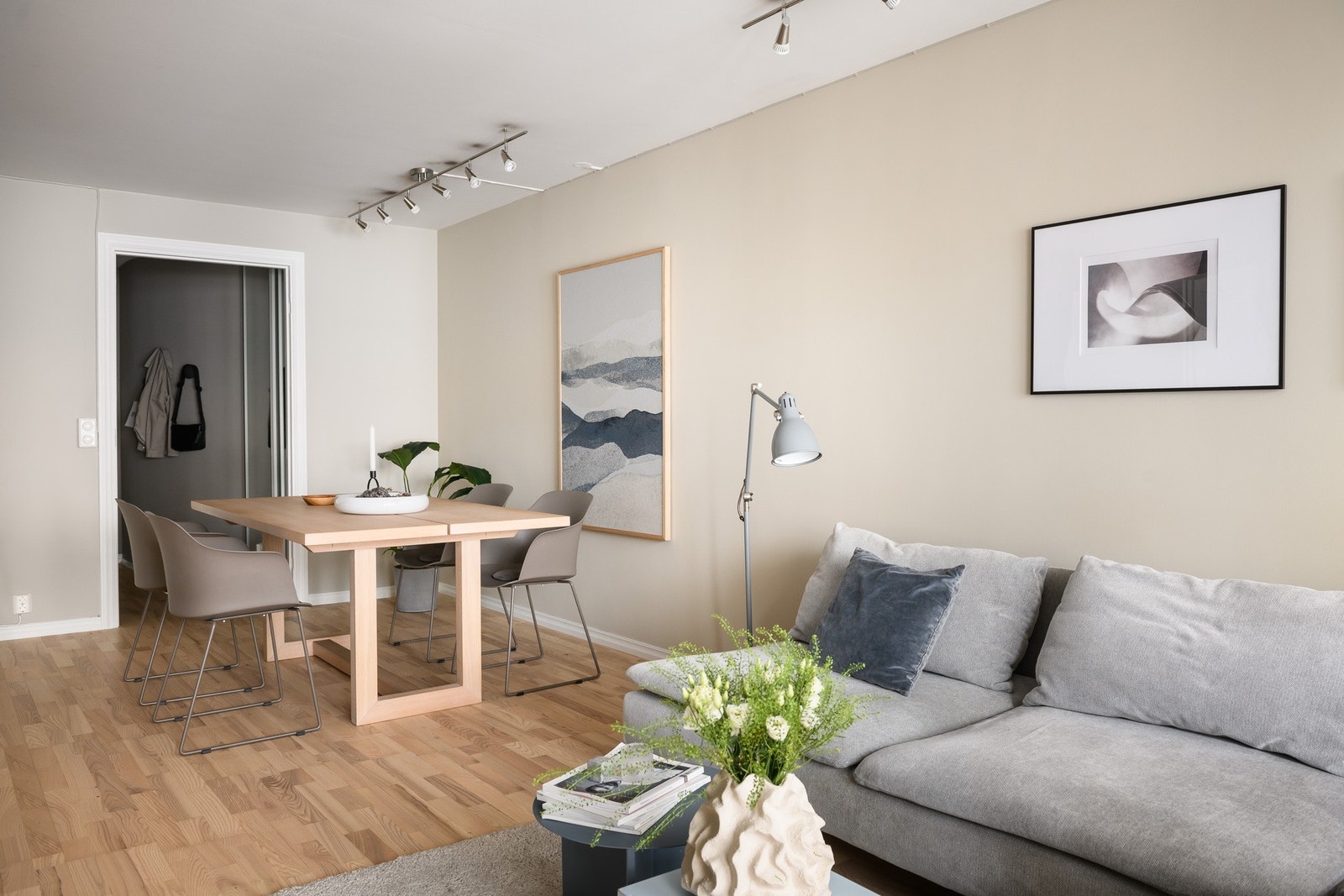 God plass til sofagruppe og spisebord. Galleribilde