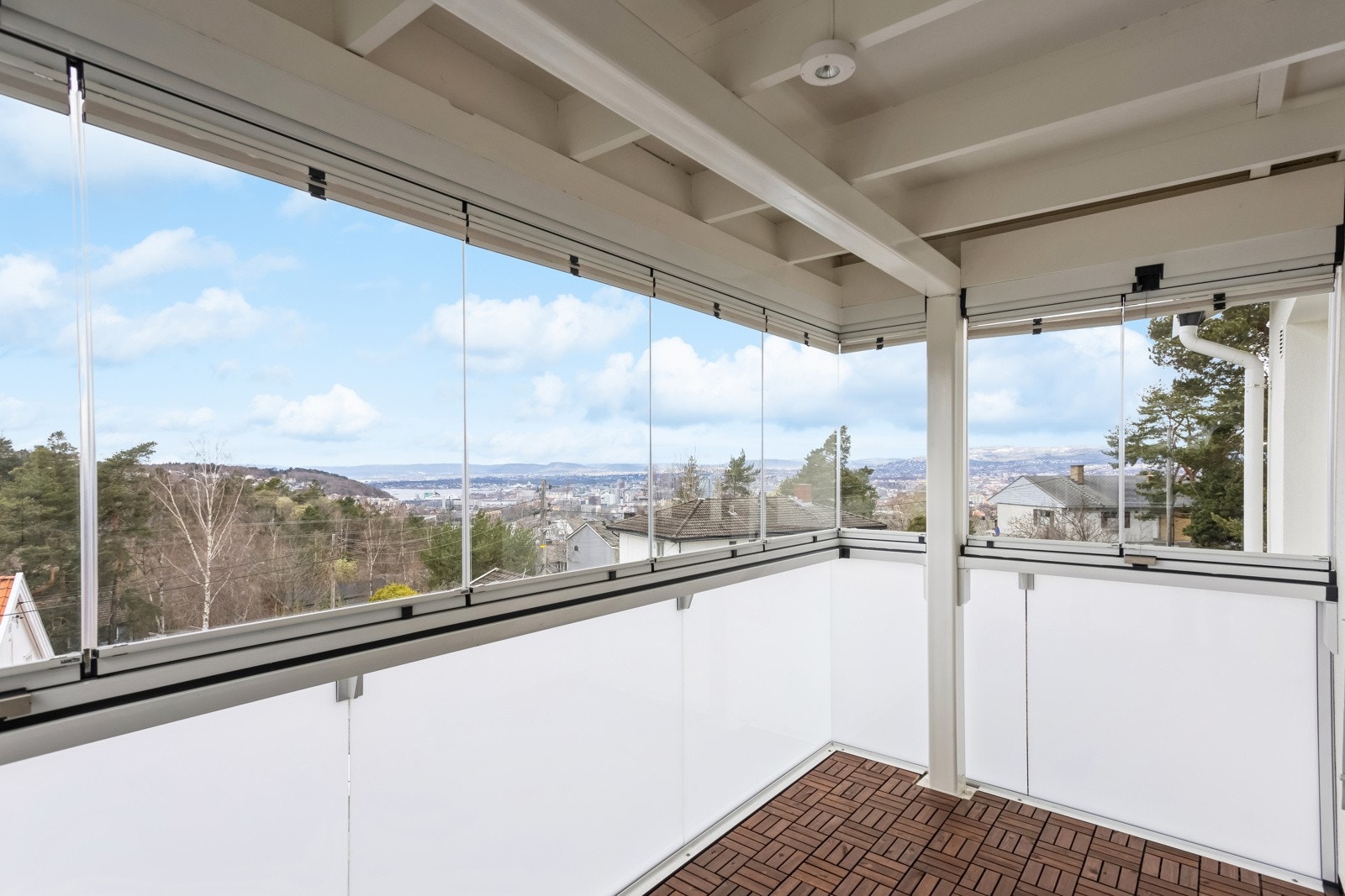 Balkongen er innglasset. Innglassingen kan åpnes opp og skyves til side. Galleribilde