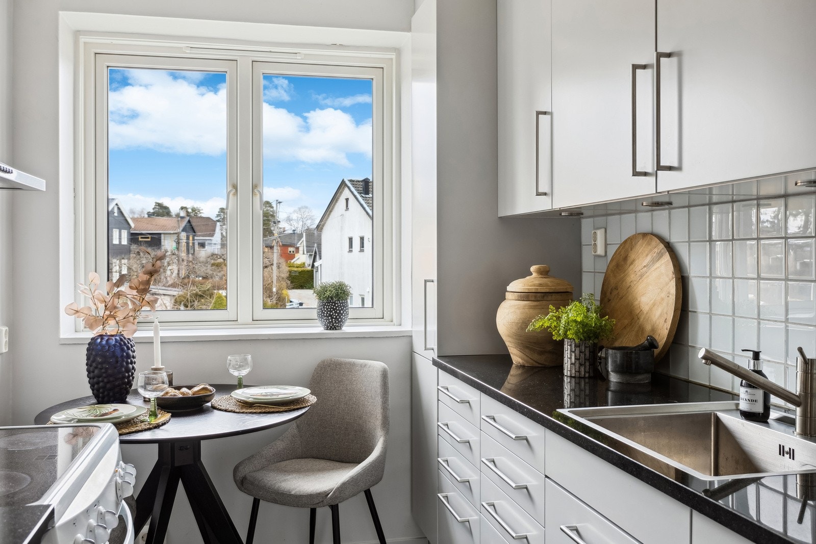 Velholdt kjøkken med innredning med Sigdal. Galleribilde