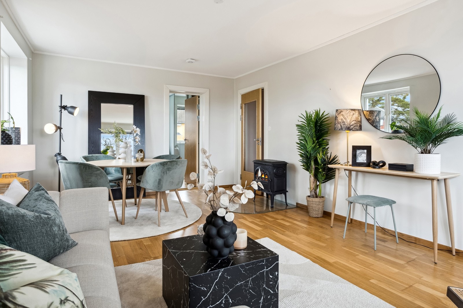 Stue med plass til spisestuebord i tillegg til sofagruppe. Galleribilde