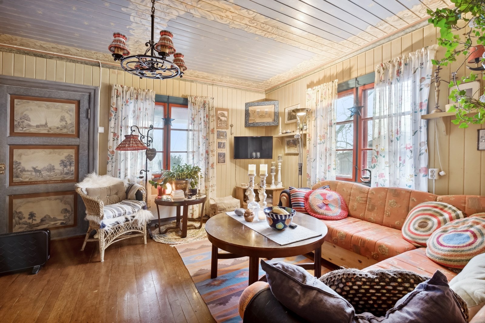 Rommene har et nostalgisk og spesielt preg, med flotte detaljer på overflatene. I hjørnet er det et ildsted som gir god varme og en lun atmosfære i rommet. Galleribilde