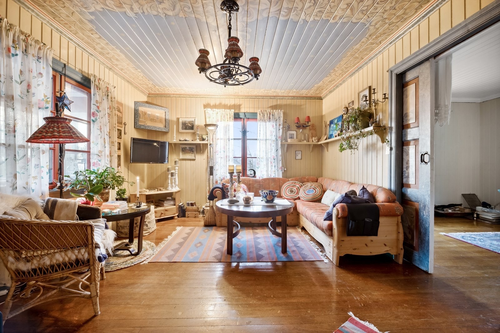 Det er skyvedør inn til spisestuen, med god plass til en større sittegruppe. Galleribilde