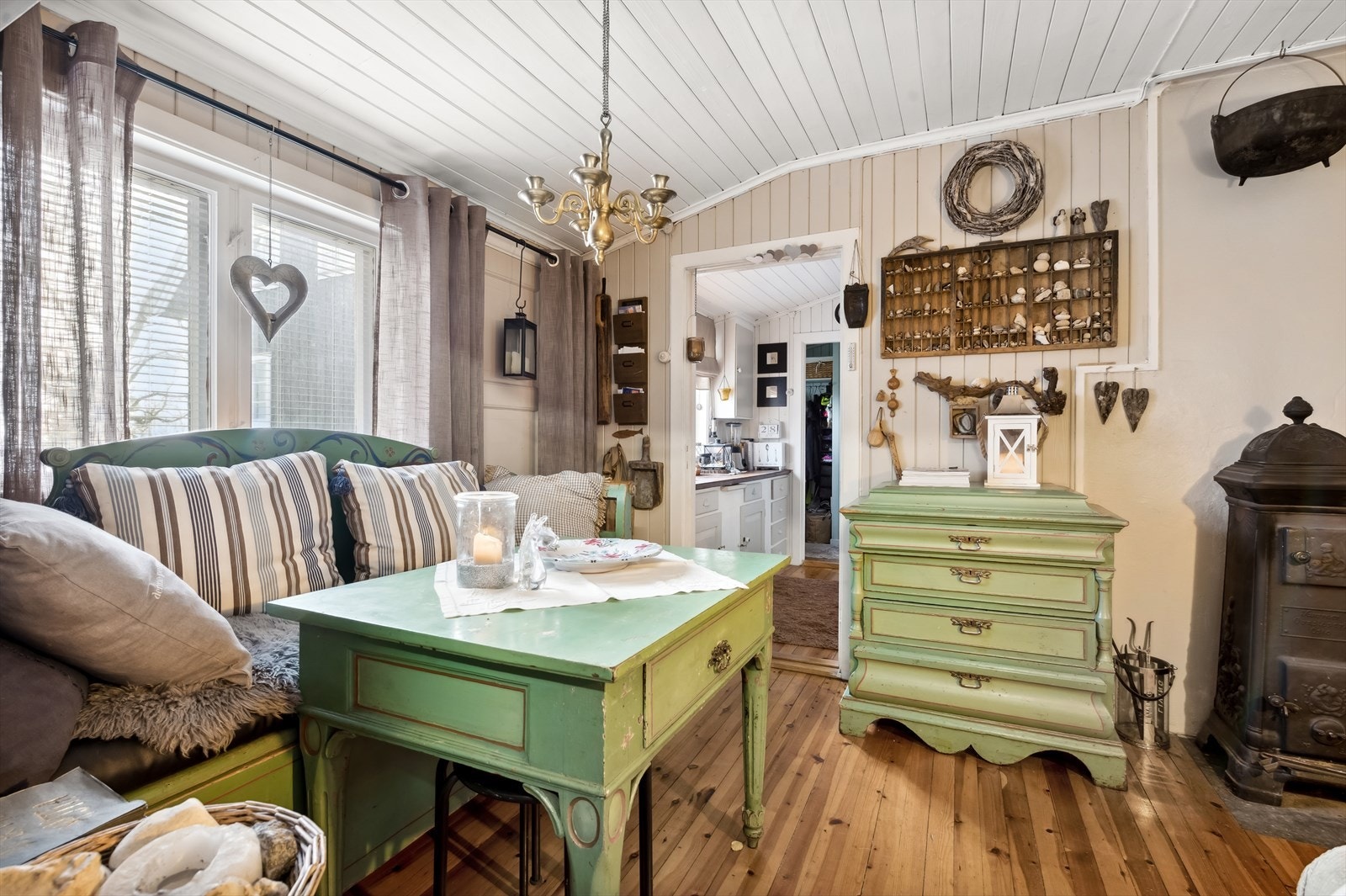 Koselig stue med vedfyring. Galleribilde