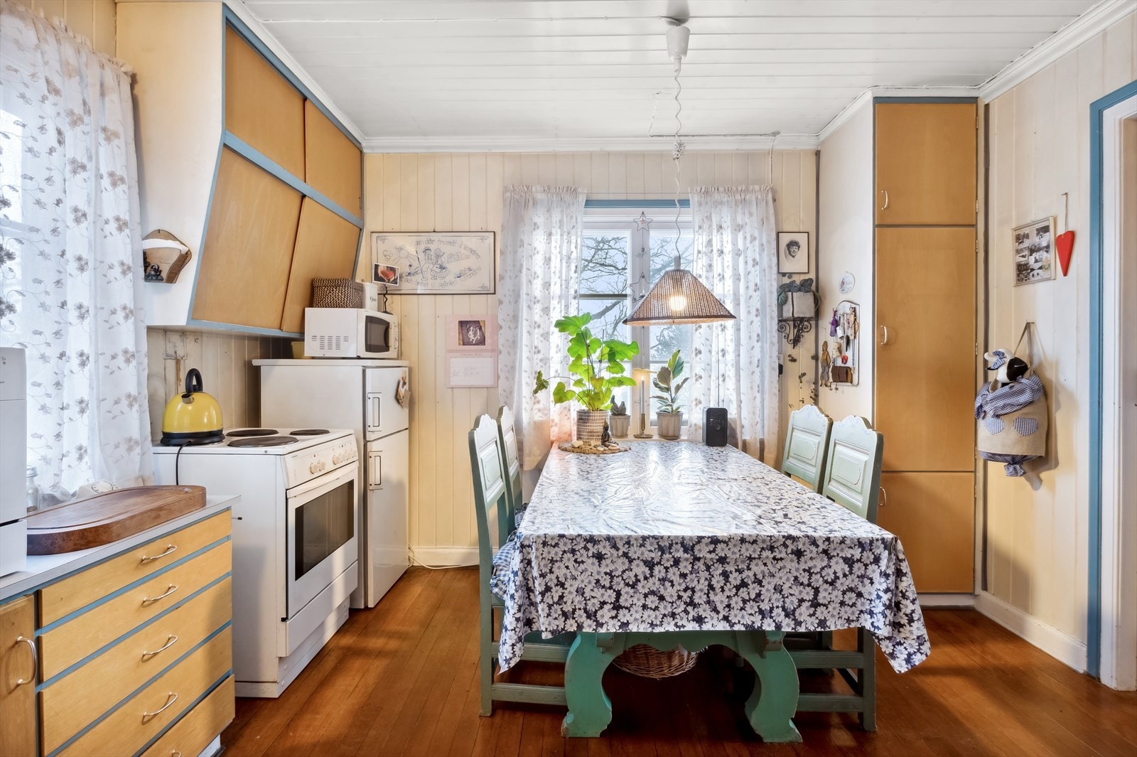 Retro kjøkkeninnredning med glatte fronter og laminat benkeplate. Galleribilde