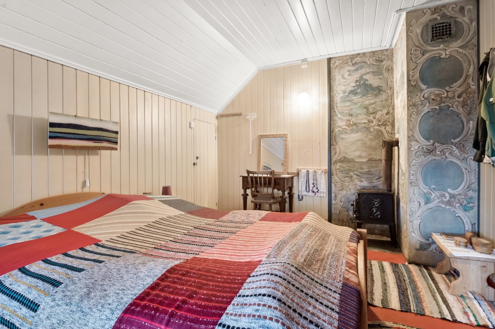 I 2. etasje er det 2 store soverom med god plass til å innrede med senger i ulike størrelser, etter eget behov og ønske. Galleribilde