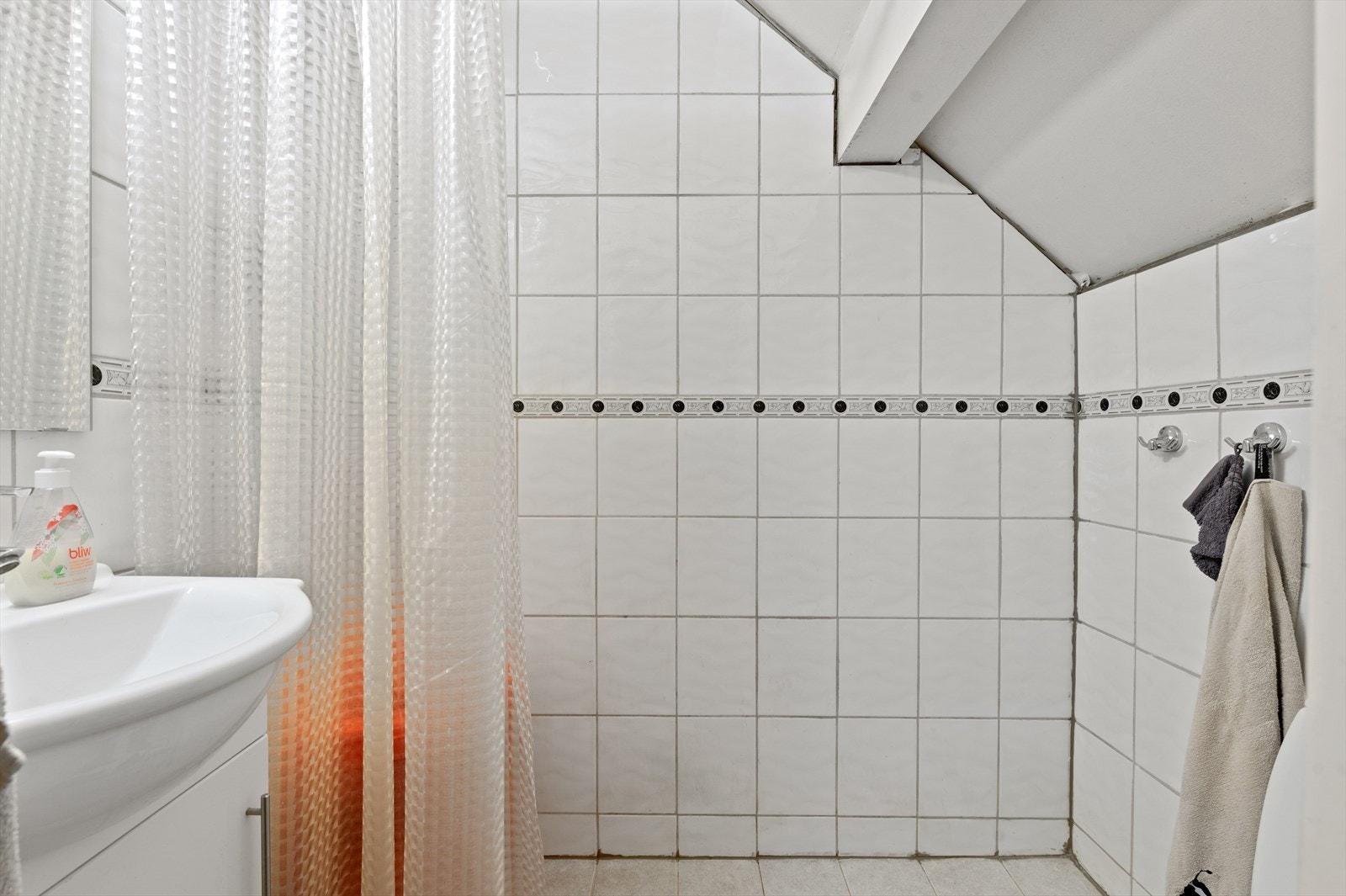 Badet er renovert av eier i 2010 og har fliser på gulv og vegger. En del kosmetiske mangler på badet (fuger, lister etc) Rommet har flis på vegger og himlingsplater på innvendig tak. Gulvet er flislagt og har elektriske varmekabler. Galleribilde