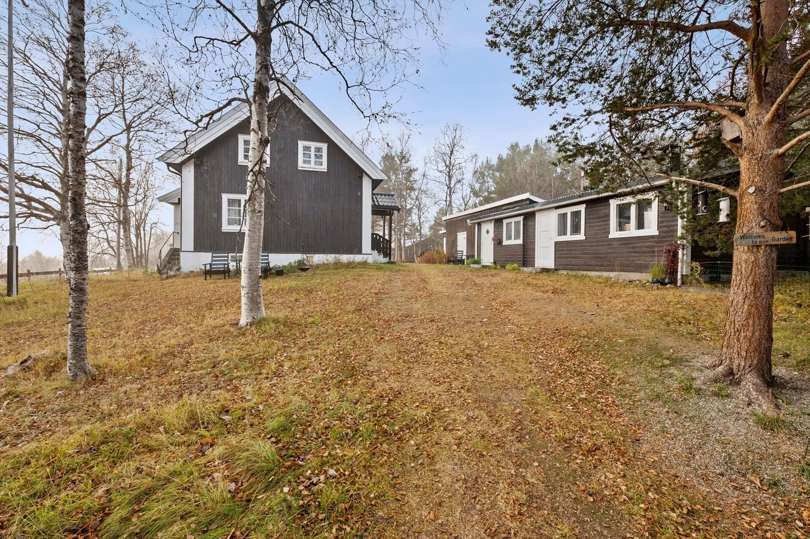 En spesiell og nostalgisk eiendom med fine detaljer, fint beliggende på en sentral og idyllisk tomt på Lesjaskog. Galleribilde