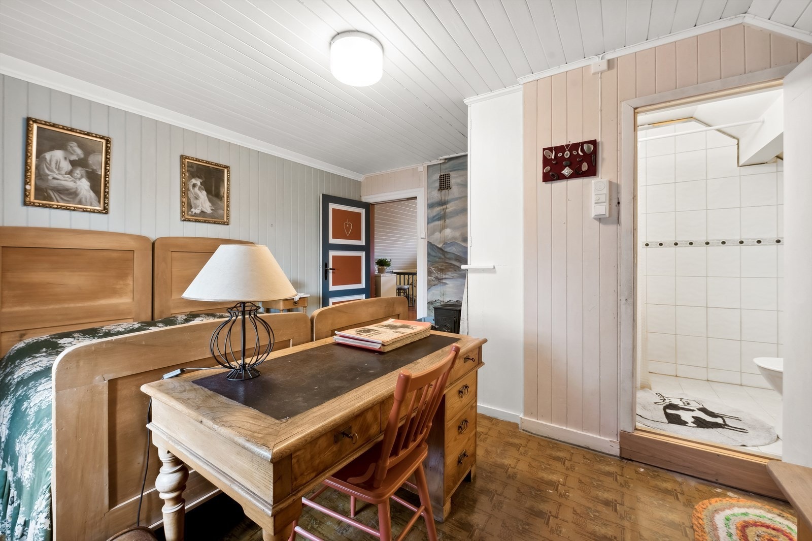 Fra hovedsoverommet har man adgang til badet. Galleribilde