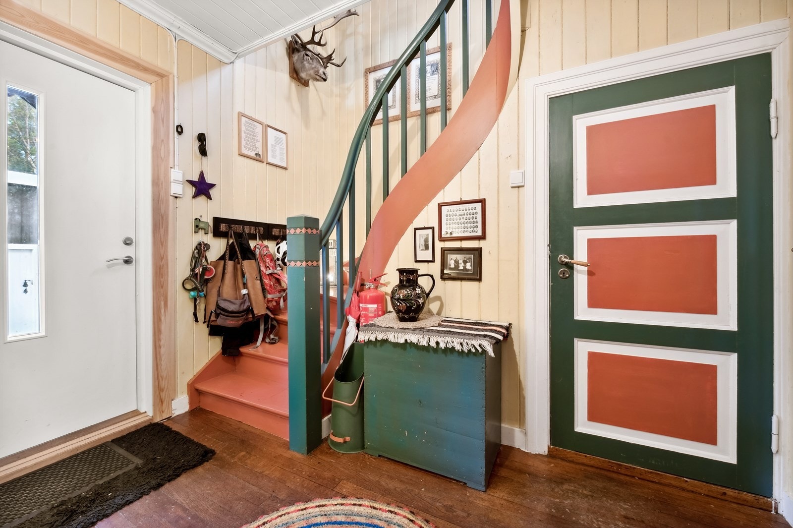 Romslig og stor entré/gang med trapp opp til 2. etasje. Her er det god plass til garderobeløsninger/oppbevaring av yttertøy. Fra gangen har man også trappenedgang til kjelleren. Galleribilde