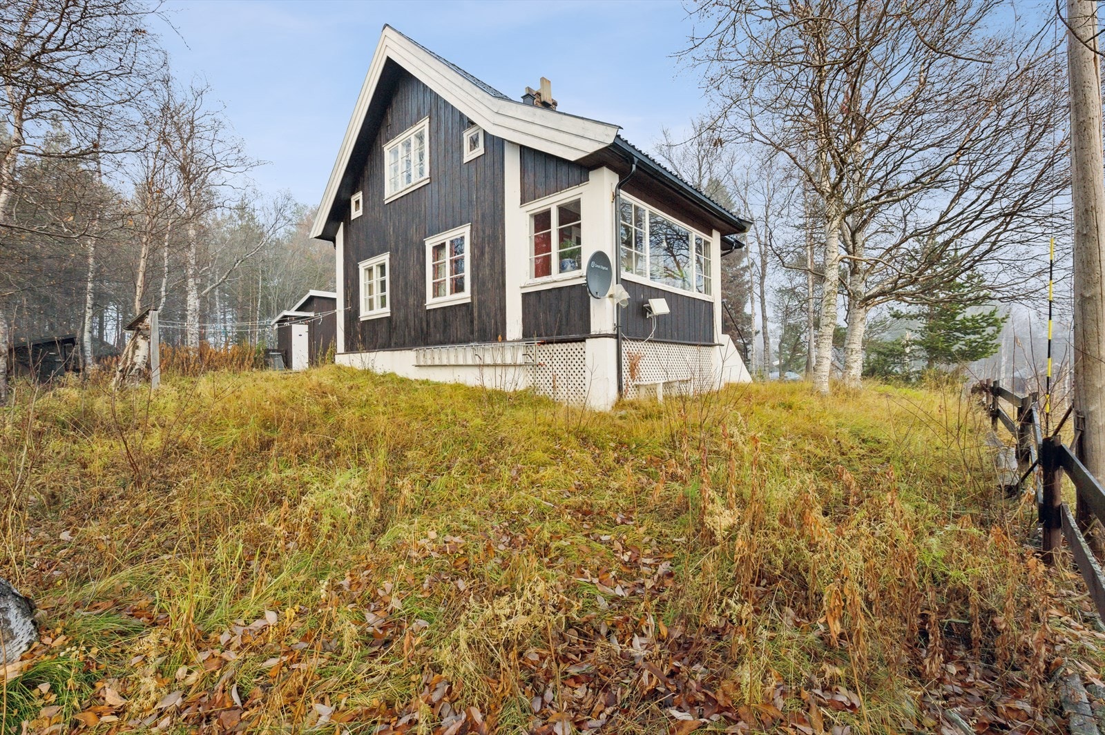 Eiendommen har en forholdsvis skjermet beliggenhet på en liten haug i vestre del av boligfeltet på Lesjaskog i Lesja kommune. Galleribilde